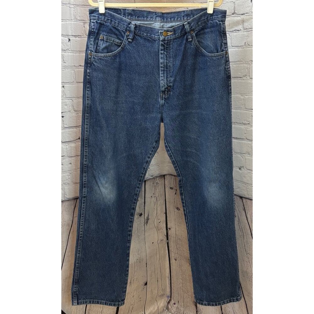 Wrangler Men’s Regular Fit Medium Wash Jeans (Size 37)